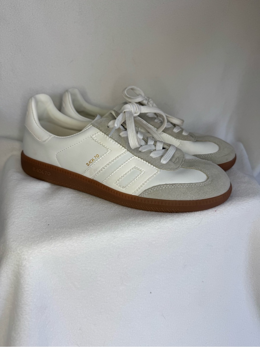 Back 70 White Leather Gum Sole Sneakers US 8.5 EU 39